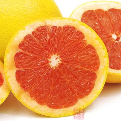 葡萄柚中的酸性物质可帮助消化液增加，促进消化功能，营养也易被吸收