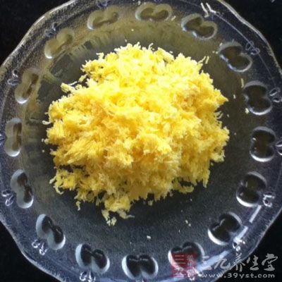 将南瓜蓉和蛋黄泥加入煮好的小米粥里