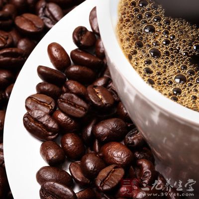 咖啡因是一种刺激物，经常喝咖啡，身体可能产生轻度依赖
