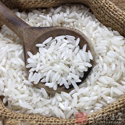 将大米加入适量清水煮沸