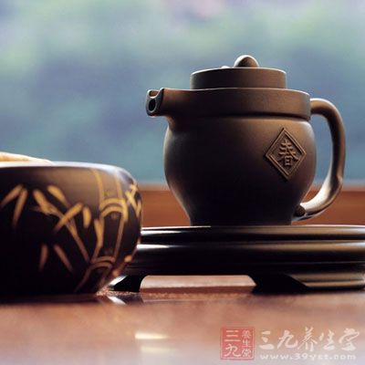 在潮湿的环境中茶水会迅速氧化出褐色茶锈，其中含有有害金属