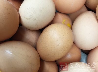 鸡蛋的营养很丰富，可以补充钙质