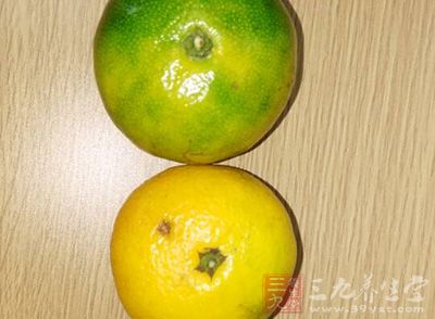 橘子在冬季是旺季，吃橘子可以解决冬天肌肤干燥，角质层厚的问题