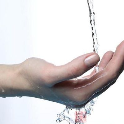 眼睛按摩或热敷的第一个步骤就是洗净双手