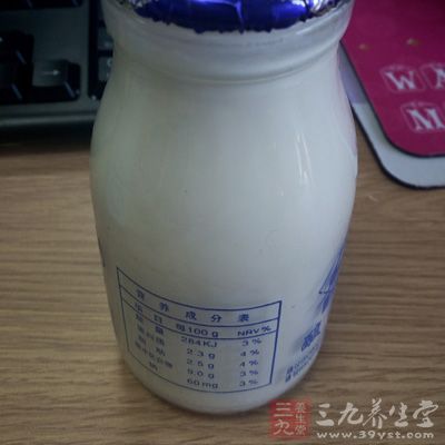 牛奶中的蛋白质在酒精的作用下会凝固
