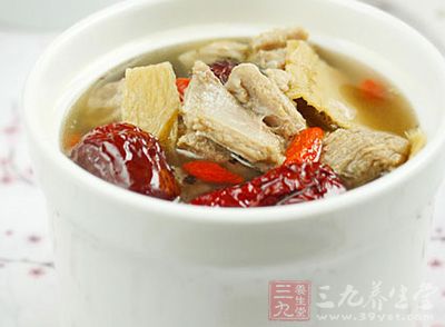 欢喝汤的人可在煲汤时加入适量党参、黄芪、红枣等