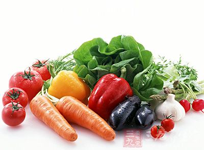 饮食首先以蔬菜水果为主，蔬菜放一点盐和油煮熟，吃菜喝汤
