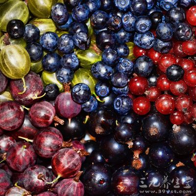 蓝莓、草莓等浆果富含植物化学物质如花青素、多酚等，具有强效抗氧化作用