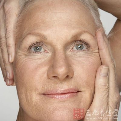 用手摸额部或皱眉;强光刺激，紫外线直接导致皮肤老化，缺水也能造成抬头纹的增多