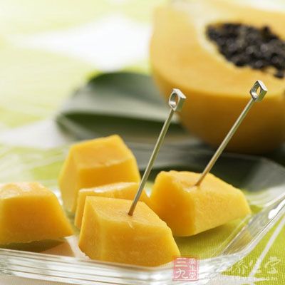 未成熟的番木瓜含有两种酶类，一种叫番木瓜蛋白酶类，一种叫番木瓜蛋白酶，可分解脂肪为脂肪酸，可促进食物的消化和吸收