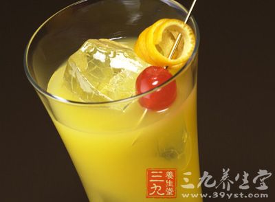 将柠檬榨汁(约30ml-50mll)