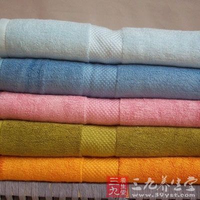 竹纤维较一般棉纤维单位细度更细，如蚕丝般光滑，鹅绒般柔软