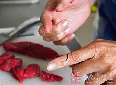 切菜的时候手受伤是很常见的事情