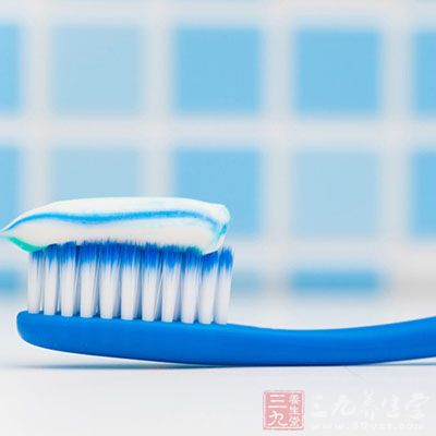 3岁以下的孩子刷牙时容易误吞牙膏，建议暂时不要使用含氟牙膏