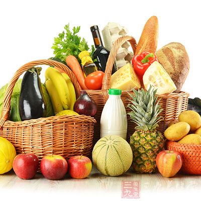 选择营养丰富的食品，多吃时令蔬菜、水果