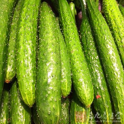 黄瓜有解暑清热的功效，水分丰富，生吃与熟吃皆可