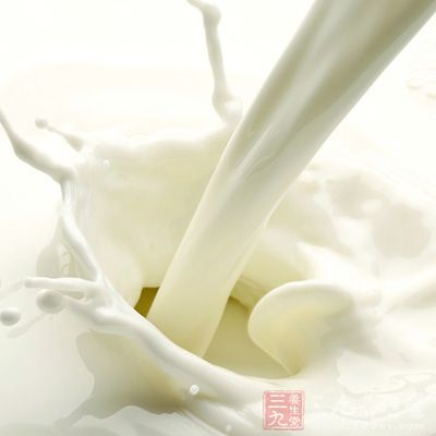 牛奶含丰富的蛋白质和钙