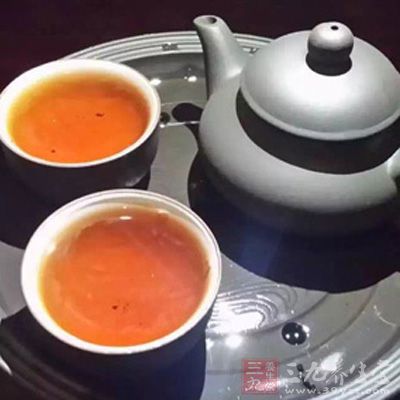中国人爱喝茶，吃饭带喝茶好像是全套服务