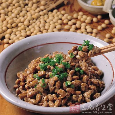 纳豆是由黄豆通过纳豆菌发酵制成的豆制品