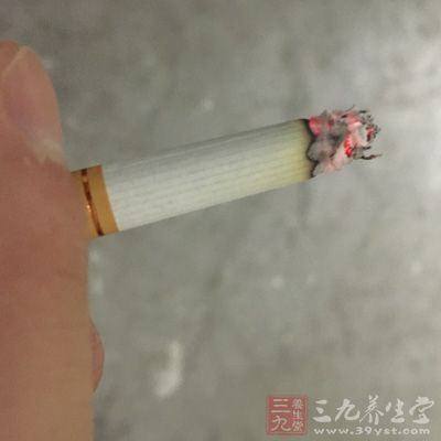 晚饭后抽烟就会使烟中的有害物质更易进入人体