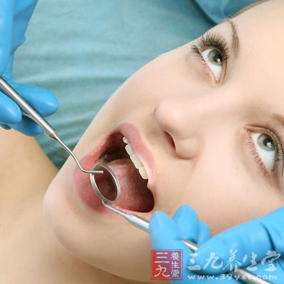 牙根或锐利的牙尖、不合适的假牙长期刺激口腔黏膜