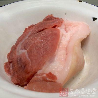 肉皮中含有丰富的蛋白质的含量为猪肉的2.5倍