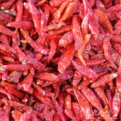 辣椒的刺激性比较大，容易刺激胃肠粘膜