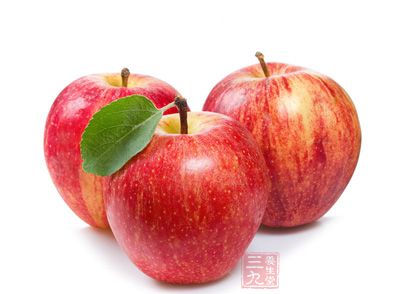 苹果中含含有丰富的维生素C，不但可以保护心血管，还能起到抗氧化的作用