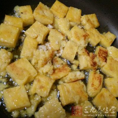 卤好的豆腐逐块下入油锅，炸约5分钟，成外焦内嫩捞出