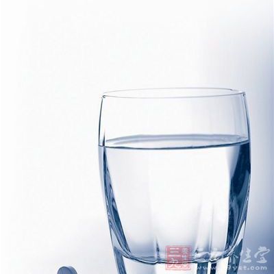 淡盐水有些人不能喝 虽然很多养生观点认为早晨喝杯淡盐水有益健康