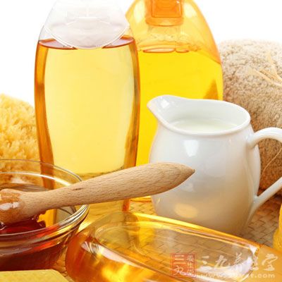 早晨喝蜂蜜，不仅滋阴润燥，还可快速补充体能