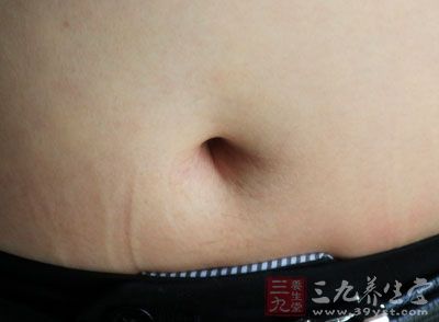 天枢穴，是胃经上的一大要穴，位于肚脐旁2寸处