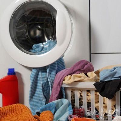 洗衣机由于长期和污渍打交道，脱水槽、洗涤夹层之间在长期洗涤衣物时会残留许多污渍