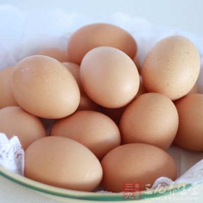 鸡蛋含有卵磷脂，能使人体血中胆固醇和脂肪保持悬浮状态而不在血管壁沉积