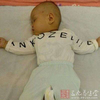 合理安排婴幼儿的生活起居，注意养成良好的睡眠习惯