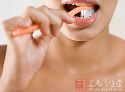 经常口腔溃疡的人及溃疡发作期的人，最好不要使用含有十二烷基硫酸钠的牙膏