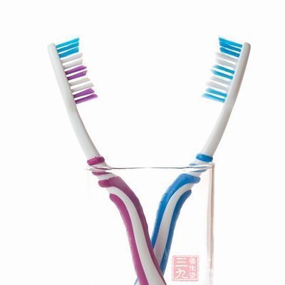 有的家庭为图省事，共用一个牙杯来放牙刷，刷毛接触，同样会传染细菌，建议每人各用一个牙杯