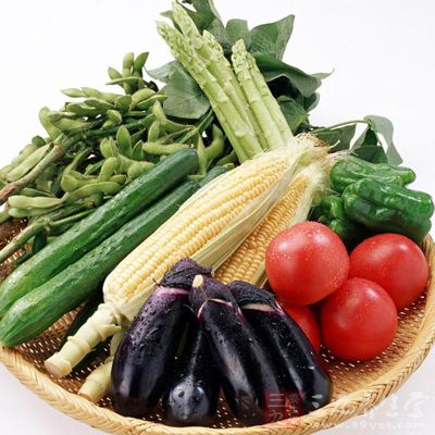 多食蔬菜防止便秘。要常年坚持多吃谷物，水果