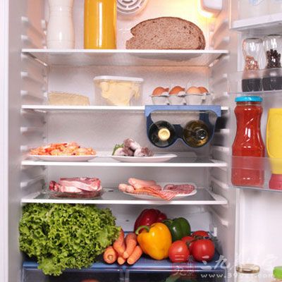 家庭烹调的带肉菜，比如炒肉丝、炖肉等，也需要一直放在冰箱的冷藏室，温度保持在4℃以下