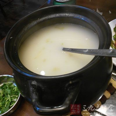 制鲜汤以陈年瓦罐煨煮效果最佳