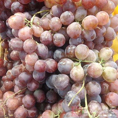 从营养价值来看，葡萄含有丰富的矿物质