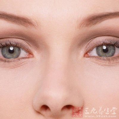 色素型黑眼圈：一方面可能是眼部卸妆不彻底引发的色素沉淀