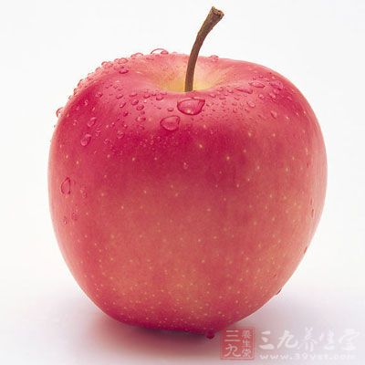 　苹果中含有膳食纤维，膳食纤维利于肠胃蠕动，有助于排毒