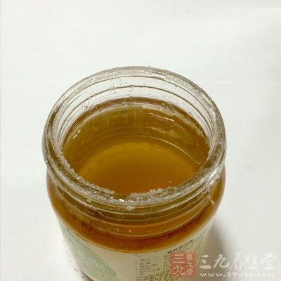 用蜂蜜1～2匙溶于一杯开水中