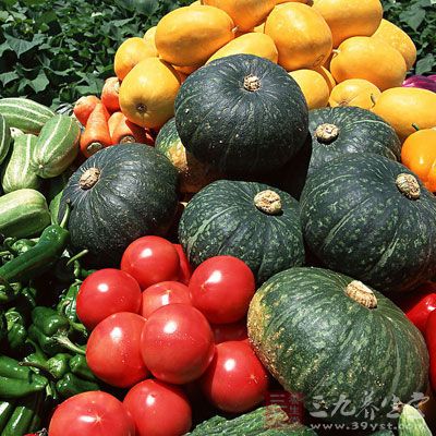 吃蔬菜、瓜果、豆制品、乳类降低体内酸度