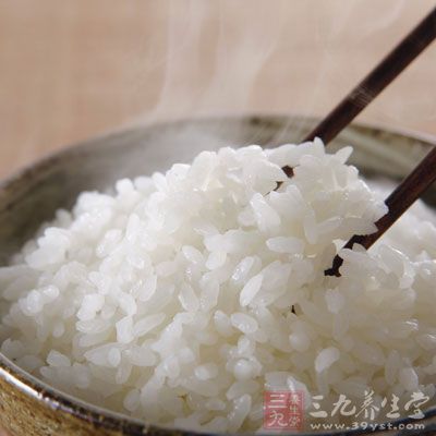 光米饭一顿就要吃上30多公斤，也就是说光米饭热量就高达34800卡路里