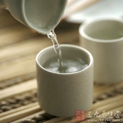 每次饭后用茶水漱口，让茶水在口腔内冲刷牙齿及舌两侧