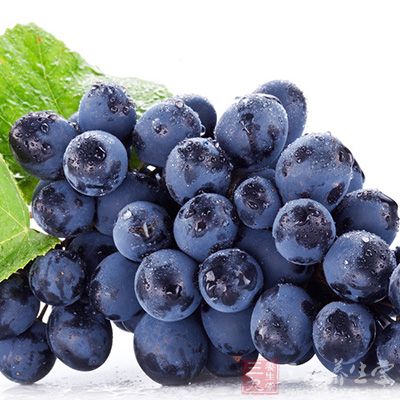 葡萄、黑加仑、树莓、草莓等水果中含有花青素