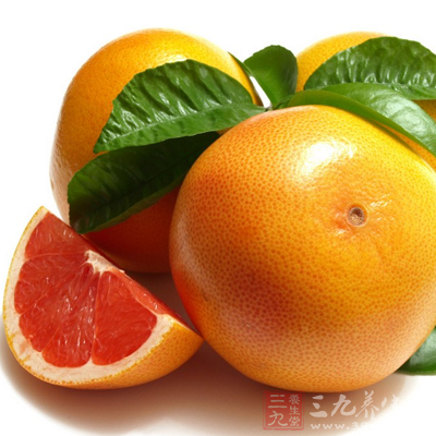 维生素C：葡萄、西柚等，防止胸部变形