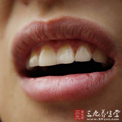 先天性的裂纹舌不同于患病者的裂纹舌